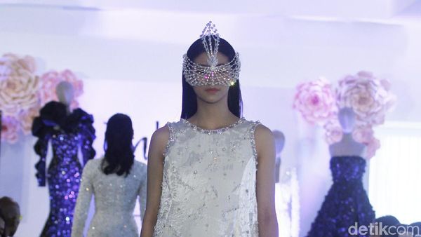 8 Gaun Malam Karya Julianto yang Memukau di New York Fashion Week