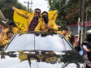 Viral Mahasiswa Purwokerto Demo Pakai BMW dengan Sunroof, Netizen: Anak Sultan Viral Mahasiswa Purwokerto Demo Pakai BMW dengan Sunroof, Netizen: Anak Sultan