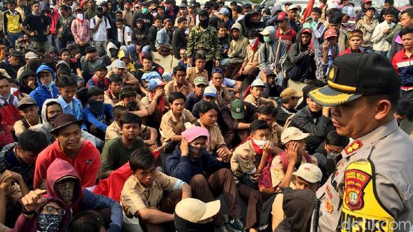 Massa Aksi #STMMelawan Tertahan di Flyover Pejompongan