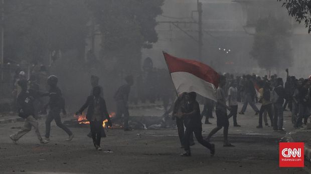 Ricuh Demo Pelajar Sejumlah pelajar mengikuti unjuk rasa menentang UU KPK hasil revisi dan RKUHP, yang berujung ricuh di Jalan Tentara Pelajar, Palmerah, Jakarta, Rabu (25/9/2019).