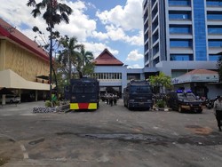 Water Cannon Disiagakan di DPRD Sulsel Usai Ricuh Demo Mahasiswa