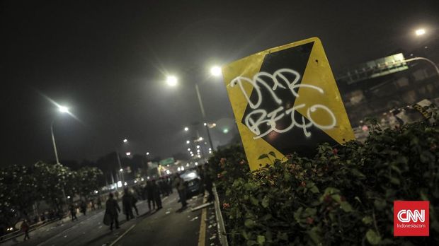 Rangkaian demo pada akhir September diinisiasi oleh mahasiswa yang menolak perundangan kontroversial, seperti RKUHP dan revisi UU KPK. Pelajar kemudian ikut serta.