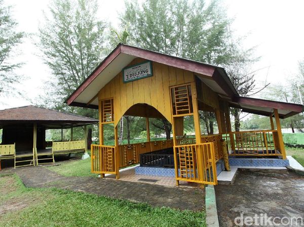 Berziarah ke Makam Teungku Diujung di Pulau Simeulue