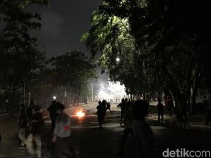 Massa Palmerah Timur Masih Lempar Batu, Polisi Tembakkan Gas Air Mata Massa Palmerah Timur Masih Lempar Batu, Polisi Tembakkan Gas Air Mata