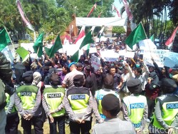 Giliran Massa Mahasiswa Kudus Geruduk Gedung DPRD