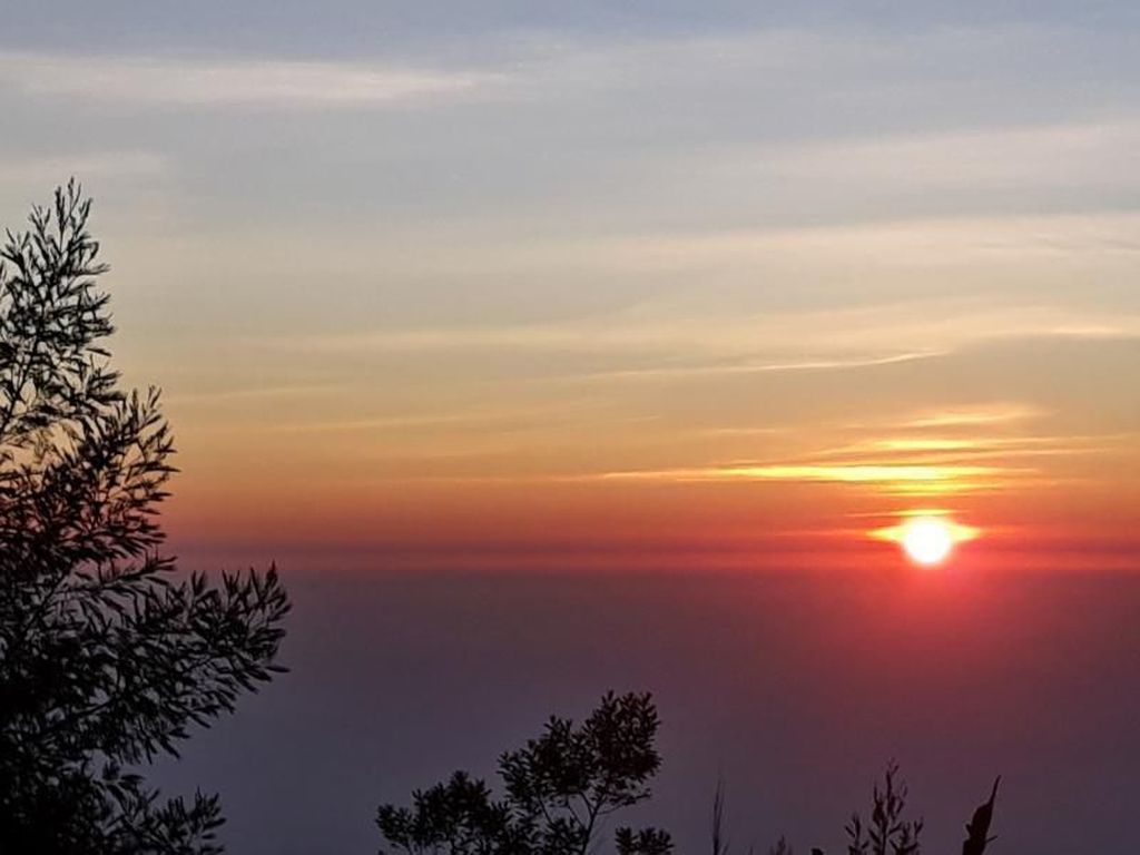 Menyapa Mentari Pagi di Puncak Sikunir Menyapa Mentari Pagi di Puncak Sikunir