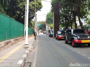 Jalan Asia Afrika Arah Belakang DPR Ditutup, Personel Brimob Siaga