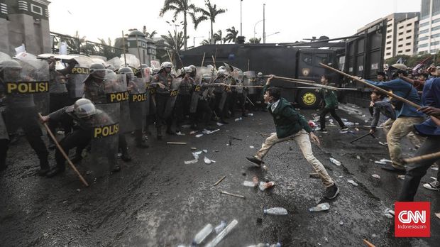 Polisi Tangkap 94 Orang dalam Demo Mahasiswa di DPR