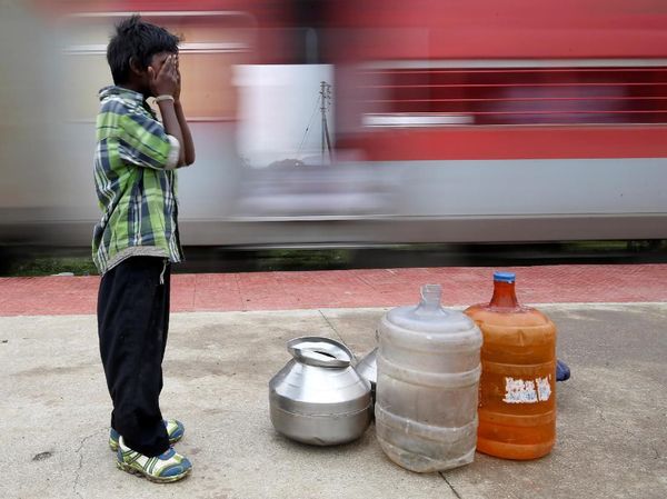 Perjuangan Bocah di India Tempuh 14 Km untuk Dapatkan Air