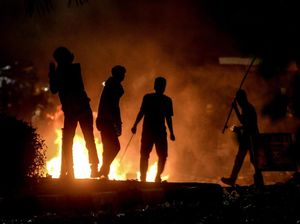 Hingga Malam Hari, Palmerah Masih Membara