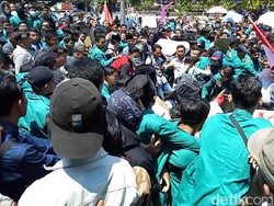 Demo di Ponorogo Diwarnai Aksi Dorong Hingga Mahasiswa Terjatuh
