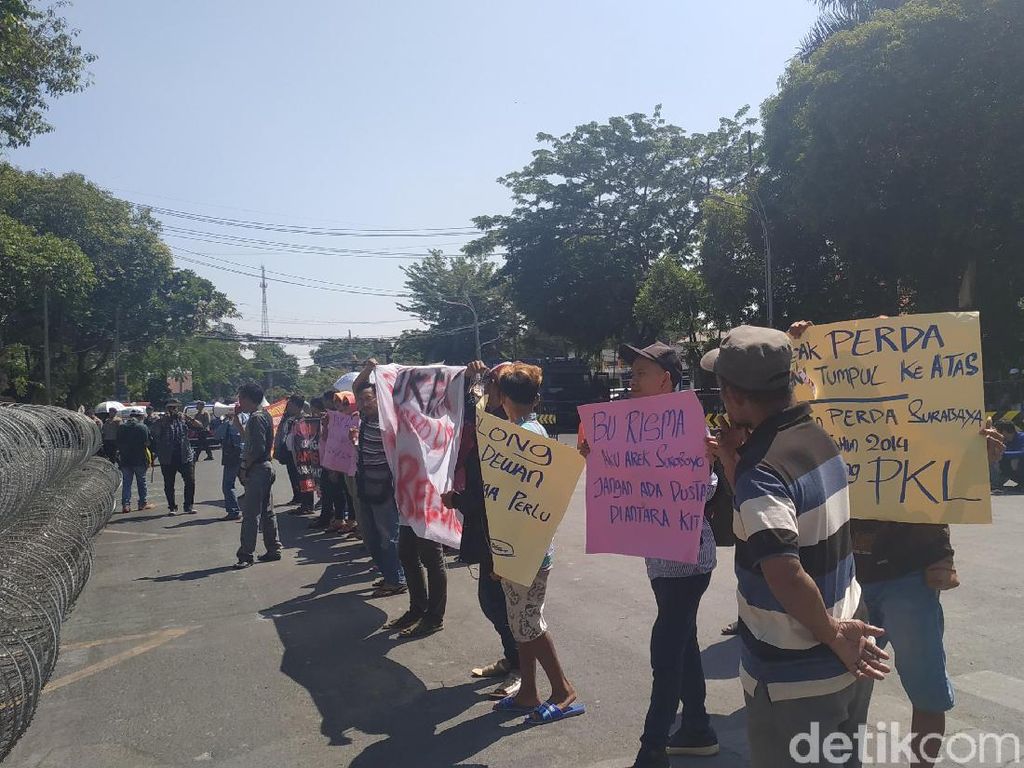 Tolak Relokasi, PKL Jalan Anggrek Demo di Gedung DPRD Surabaya Tolak Relokasi, PKL Jalan Anggrek Demo di Gedung DPRD Surabaya