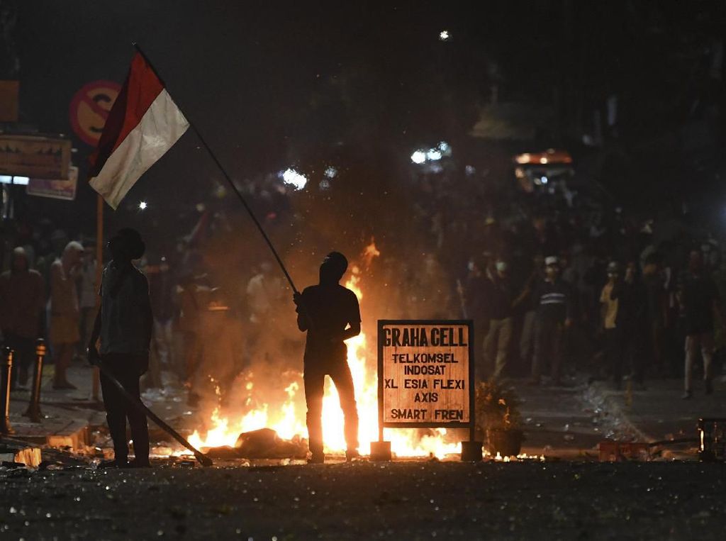 Massa Demo Rusuh, Stasiun Palmerah Ditutup Sementara Massa Demo Rusuh, Stasiun Palmerah Ditutup Sementara