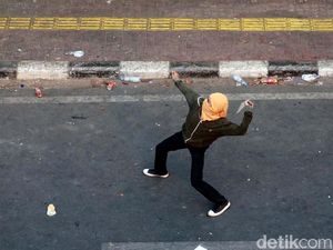 Melihat Lagi Momen Pelajar STM Hujani Gedung DPR dengan Batu