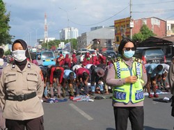 Unjuk Rasa di Depan DPRD Sulsel, Mahasiswa Salat Berjemaah di Jalan