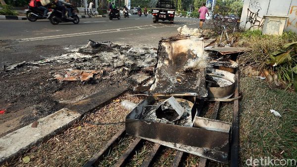 Hangus Porak Poranda, Begini Potret Pos Polisi Senayan yang Dibakar Massa