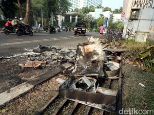 Penampakan Pos Polisi Palmerah yang Amburadul Usai Dibakar Massa