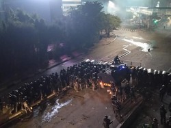 Hari Berganti, Massa Bertahan di Slipi