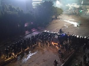 Hari Berganti, Massa Bertahan di Slipi Hari Berganti, Massa Bertahan di Slipi