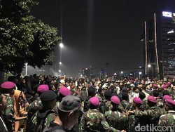 Polisi Mundur dari Flyover Slipi, Massa Berbincang dengan Marinir