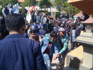 Satu Pendemo DPRD Jatim Diamankan Gegara Tak Pakai Jaket Almamater