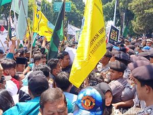 Demo di Kediri Diwarnai Aksi Dorong Mahasiswa dan Polisi Demo di Kediri Diwarnai Aksi Dorong Mahasiswa dan Polisi