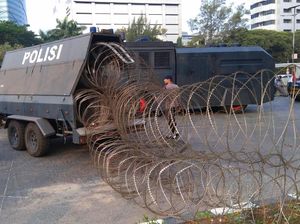 Kawasan DPR Masih Ricuh, Polisi Pasang Kawat Berduri