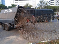 Kawasan DPR Masih Ricuh, Polisi Pasang Kawat Berduri