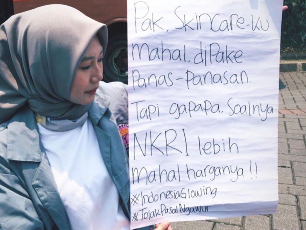 Mahasiswi Turun ke Jalan, Demo RKUHP Bawa Poster Makeup dan Skincare Mahasiswi Turun ke Jalan, Demo RKUHP Bawa Poster Makeup dan Skincare