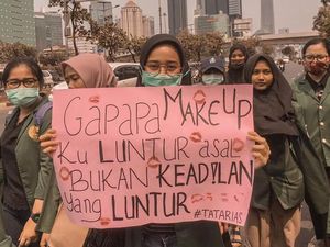 Viral Mahasiswi Ikut Demo Sambil Review Makeup, Foundationnya Anti Luntur