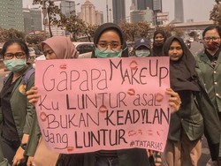 Viral Mahasiswi Ikut Demo Sambil Review Makeup, Foundationnya Anti Luntur