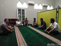Aksi Polisi Bersepatu Masuk Masjid yang Dikecam hingga Diperiksa Propam