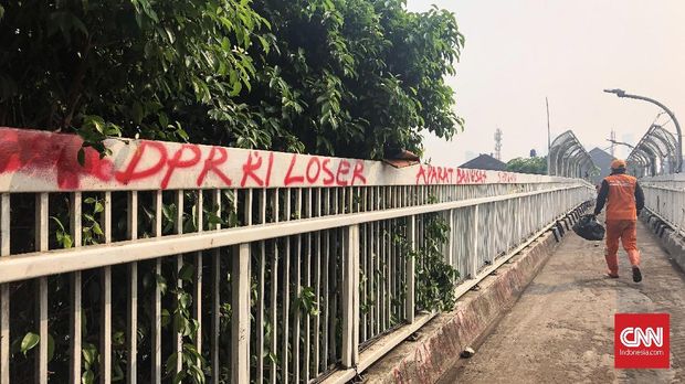 Tulisan yang mengkritik DPR terkait pembahasan perundangan yang kontroversial.