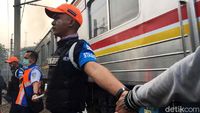 Menjaga KRL Tetap Beroperasi di Tengah Demo Rusuh