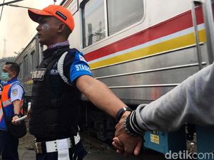 Ricuh di Belakang DPR, KRL yang Melintasi Palmerah Kurangi Kecepatan