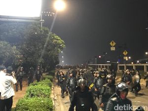 Hari Berganti, Massa Masih Bertahan di Senayan-Slipi Hari Berganti, Massa Masih Bertahan di Senayan-Slipi