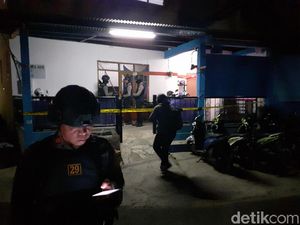 Cari Bahan Peledak, Densus Geledah Kontrakan Kelompok JAD di Cimahi