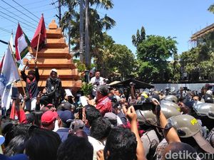 Demo DPRD Jatim, Mahasiswa Sampaikan Enam Tuntutan
