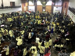 Video Pendemo Acak-acak Ruang Sidang DPRD Sumbar