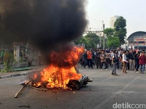 Motor Dibakar Warnai Aksi Massa di Kawasan DPR