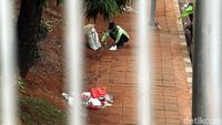 Sampah Sisa Demo di DPR Dibersihkan