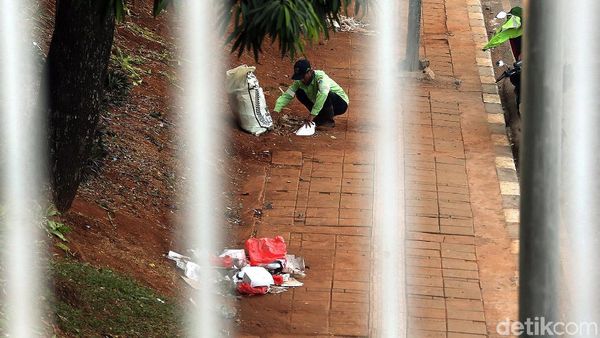 Sampah Sisa Demo di DPR Dibersihkan