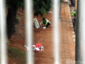 Sampah Sisa Demo di DPR Dibersihkan