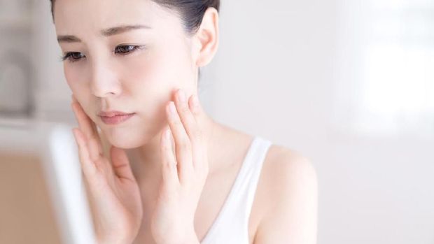 ilustrasi wanita pakai skincare