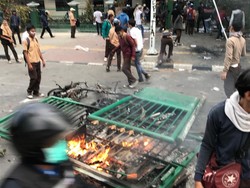 Video Aksi Aliansi Pelajar Ricuh di Belakang Gedung DPR