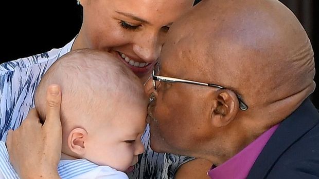 Archie dikecup oleh Desmond Tutu/