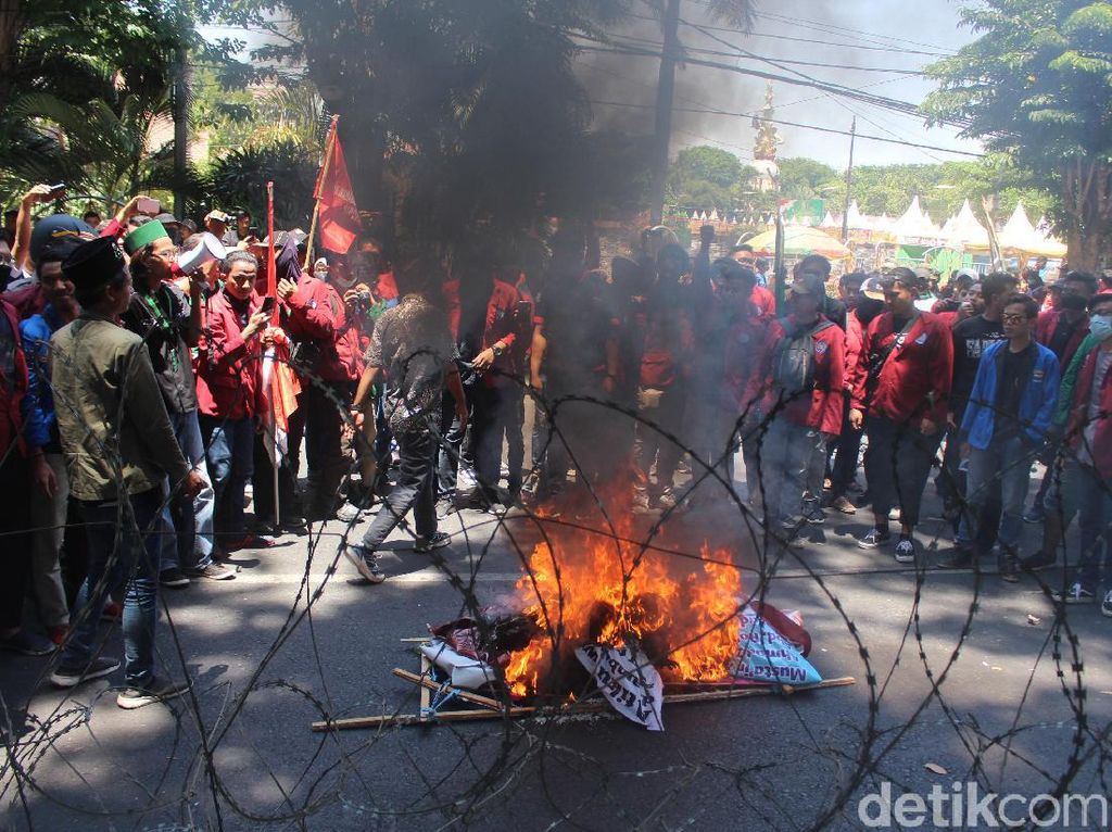 Demo Mahasiswa di Sidoarjo Ditutup Pembakaran Keranda Jenazah Demo Mahasiswa di Sidoarjo Ditutup Pembakaran Keranda Jenazah