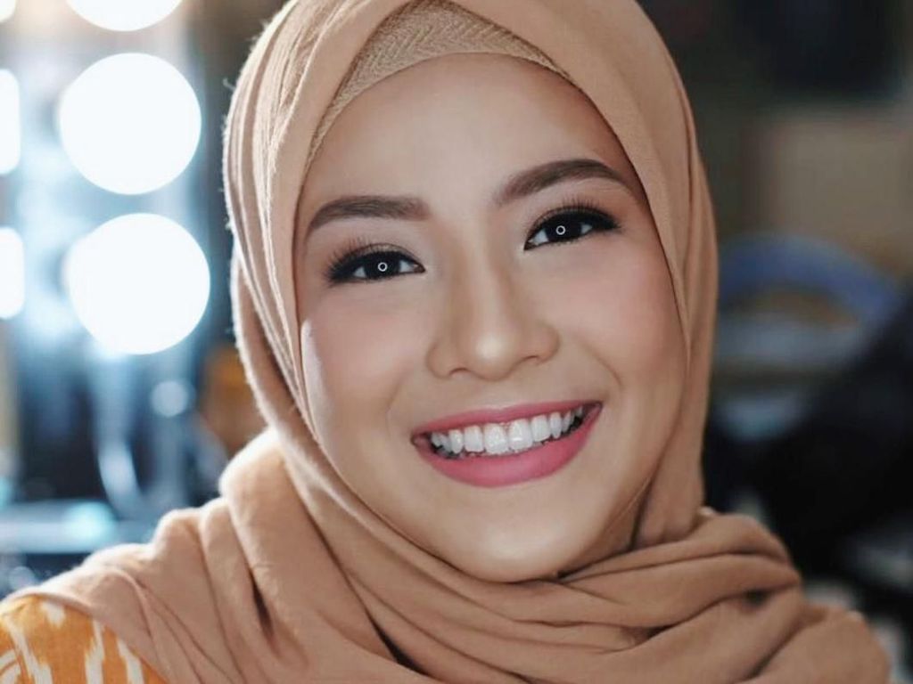 Tips Memakai Lipstik untuk Sehari-hari ala Natasha Rizky Tips Memakai Lipstik untuk Sehari-hari ala Natasha Rizky