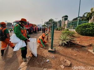Pemprov DKI Angkut 17 Ton Sampah dari Lokasi Demo Depan DPR
