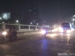 Massa di Slipi Bubar, Jalur DPR Arah Grogol Kembali Dibuka